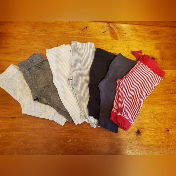 Cozy bundle of gender neutral baby clothes size newborn to 3months - Picture 3 of 5